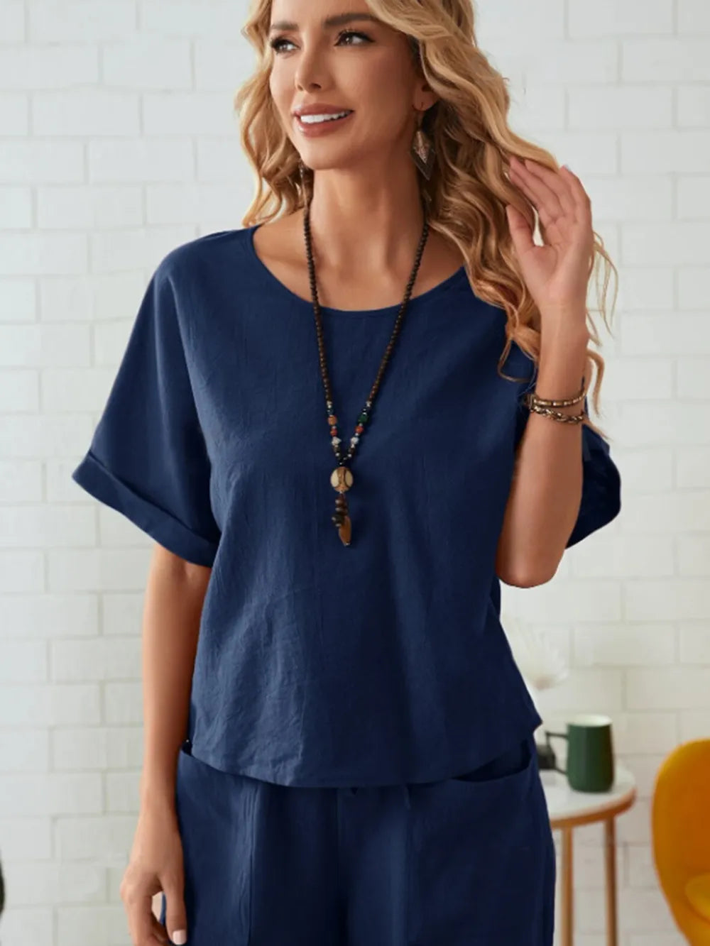 Round neck sleeveless comfortable casual top paired with pants two-piece set